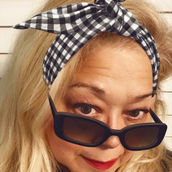 Meet your Posher, Christy. ITS HOLIDAY MADNESS!!! MAKE OFFERS, BUNDLE ETC. - Picture 3 of 4